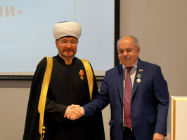 اللجنة الروسية للتضامن مع شعوب آسيا وأفريقيا تَمنحُ سماحة المفتي الشيخ راوي عين الدين الميدالية الذهبية