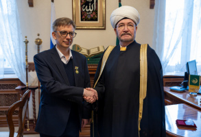 سماحة المفتي الشيخ راوي عين الدين يمنح إيغور أليكسييف وسام الاستحقاق