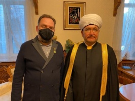 سماحة المفتي يكرم مراسل " كوميرسانت " بتقليده وسام الإستحقاق 