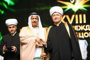 سماحة المفتي يهنىء معالي الشيخ عبد الرحمن بن محمد بن راشد آل خليفة 