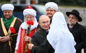 По приглашению Президента России Владимира Путина  Главный Муфтий Шейх Равиль Гайнутдин принял участие в возложении цветов к памятнику Кузьме Минину и Дмитрию Пожарскому 