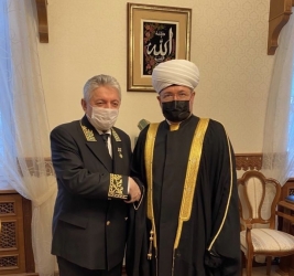 Муфтий Шейх Равиль Гайнутдин наградил Багавудина Алиева медалью «За заслуги»