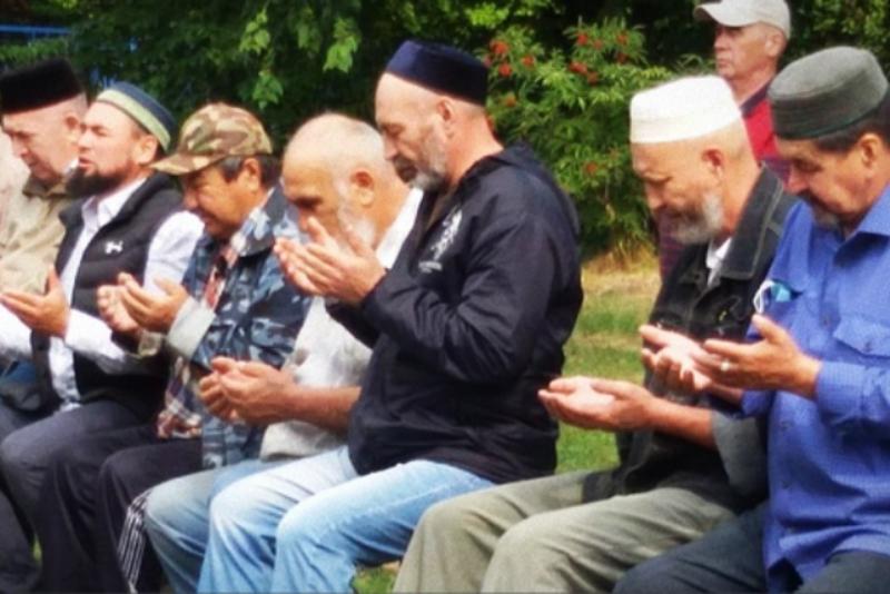 Тюменские мусульмане в преддверии праздника Курбан байрам посетили янаульское кладбище