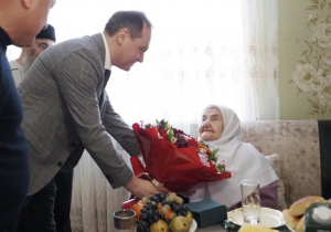 Глава Мордовии поздравил со 100-летним юбилеем мусульманку из Белозерья