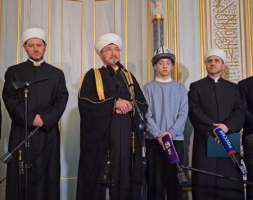 "أنا فخور بوجود مثل هؤلاء الشباب في روسيا".. سماحة المفتي يمنح الشاب إسلام خليلوف وسام "الاستحقاق" 