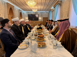 وفد البرلمان العربي يزور المسجد الجامع بموسكو 