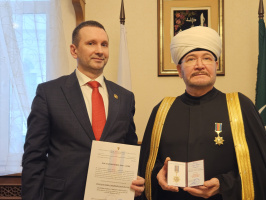 سماحة المفتي الشيخ راوي عين الدين أول رجل دين في روسيا يُمنح وسام الدبلوماسية العامة ــ أرفع وسام تمنحه الغرفة الاجتماعية الدولية