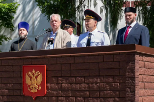  Благодарственное письмо за духовное и нравственное просвещение сотрудников полиции Рустаму Цику  вручил заместитель начальника ГУ МВД России по Москве