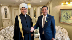 سماحة المفتي الشيخ راوي عين الدين يمنح سعادة السفير الباكستاني محمد خالد جمالي وسام الوحدة الروحية 