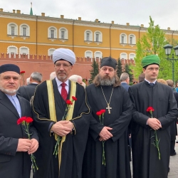 Дамир хазрат Гизатуллин принял участие в торжественном возложении венков и цветов к Могиле Неизвестного Солдата в Александровском саду Кремля