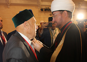 Муфтий Шейх Равиль Гайнутдин наградил Хакима Биктеева высшей наградой мусульман России орденом «Аль-Фахр I степени»