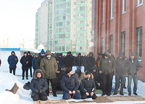В трескучие морозы мусульманам Красноярска приходится совершать намаз на улице
