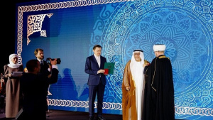 سماحة المفتي الشيخ راوي عين الدين يقلّد سعادة الدكتور محمد بشاري وسام الفخر