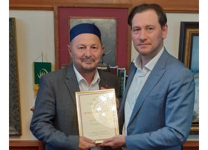  Благодарственное письмо Муфтия Шейха Равиля Гайнутдина вручено  председателю мусульманской общины Липецкой области Гусену Курбанову