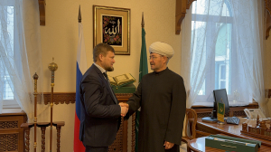 Муфтий Шейх Равиль Гайнутдин наградил  Александра Жданова.орденом Почета «Аль-Фахр»