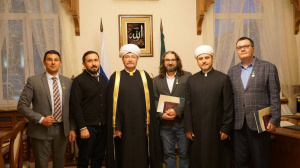 سماحة المفتي الشيخ راوي عين الدين يقلد شخصيات ثقافية وسام " الوحدة الروحية" 