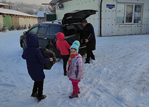 Благотворительный отдел ЕДУМ Красноярского края провел акцию по раздаче зимней одежды